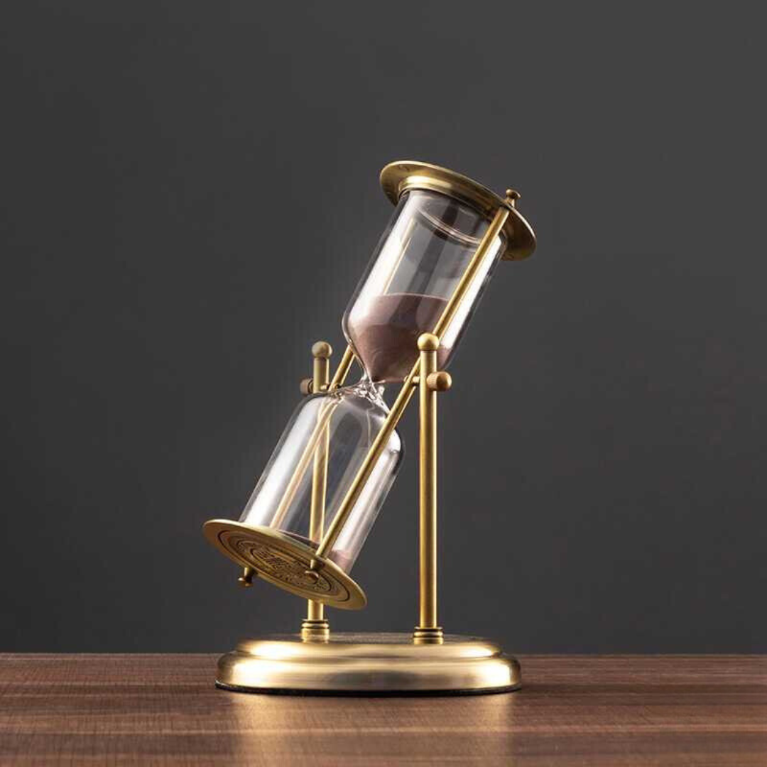 Antike Sanduhr aus Messing mit lila Sand