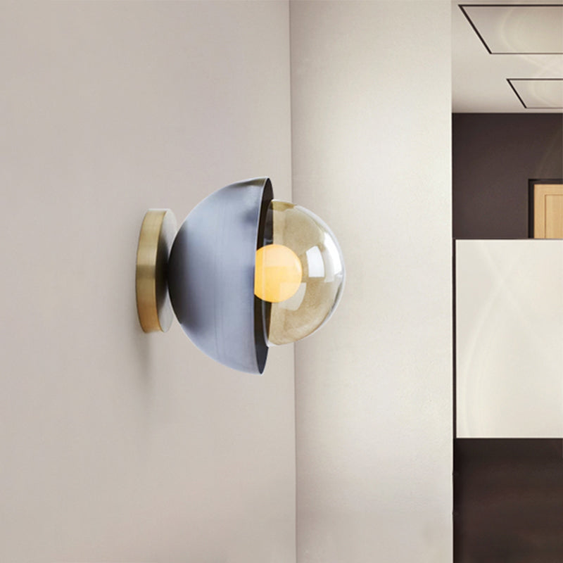Metallic Halbmond Wandleuchte Modernist 1-Licht Messing/Chrom Wandleuchte mit Orb Tan Glasschirm für Flur