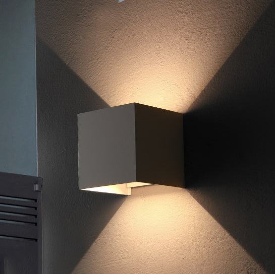 Moderne minimalistische wasserdichte Würfel Auf-Und-Ab-Aluminium-Glas-Induktions-LED-Wandleuchten für das Schlafzimmer