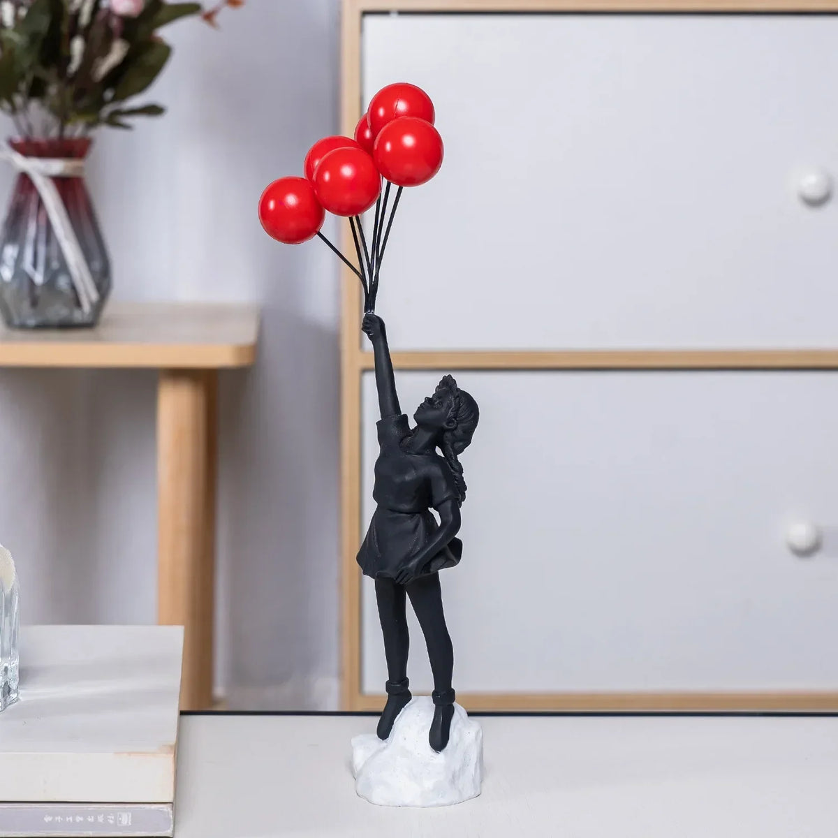 Skulptur eines Mädchens mit Ballon im Banksy-Stil zur Tischdekoration und kreativen Wohnzimmerschmuck