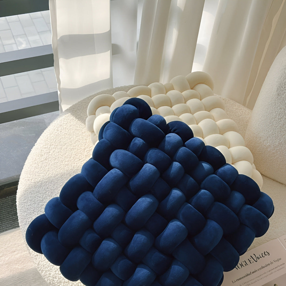 Dekoratives Kissen mit Knopfdesign