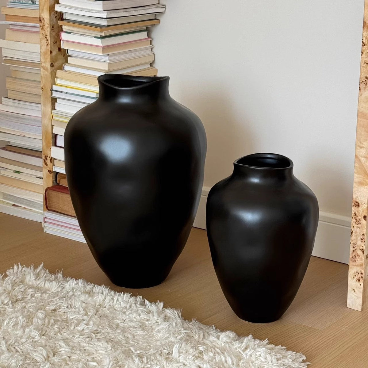 Elegante geschwungene Keramikvase
