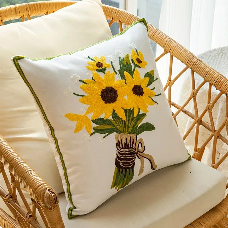 Baumwollgesticktes Dekokissen 45x45 cm mit Sonnenblumenmuster