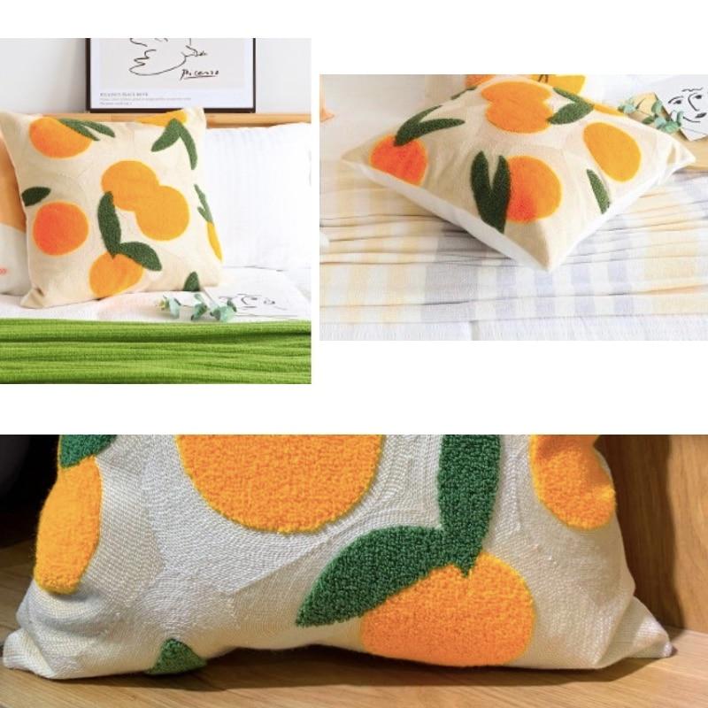 Orange gesticktes dekoratives Kissen