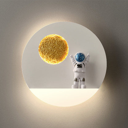 Zeitgenössische kreative Eisenharz runde Astronaut LED Wandleuchte für das Schlafzimmer