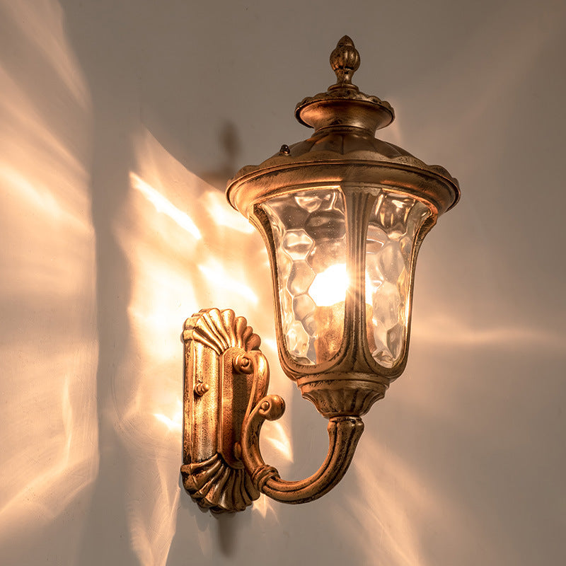 Traditionelle europäische wasserdichte, schlossförmige Aluminium-Glas 1-Licht Außenwandleuchte für den Garten