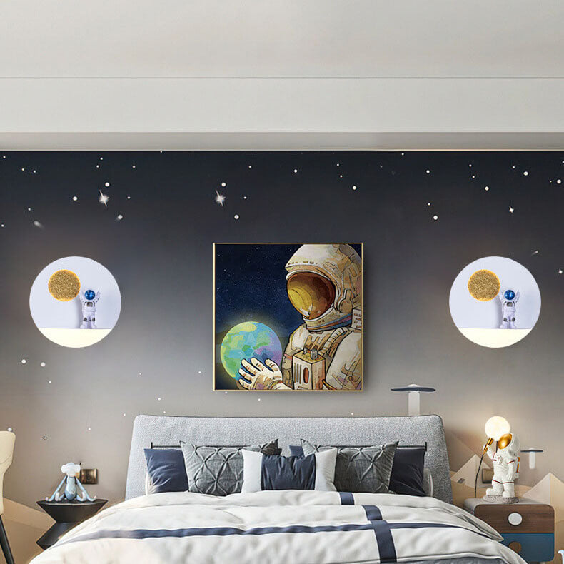 Zeitgenössische kreative Eisenharz runde Astronaut LED Wandleuchte für das Schlafzimmer