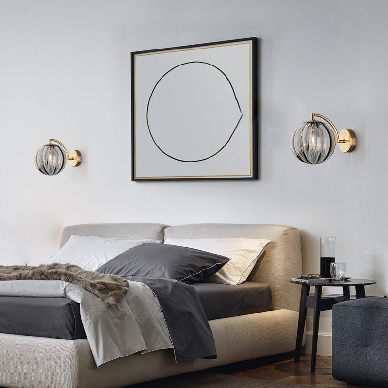 Zeitgenössische skandinavische runde Ball-Eisen-Glas 1-Licht Wandleuchte für das Wohnzimmer