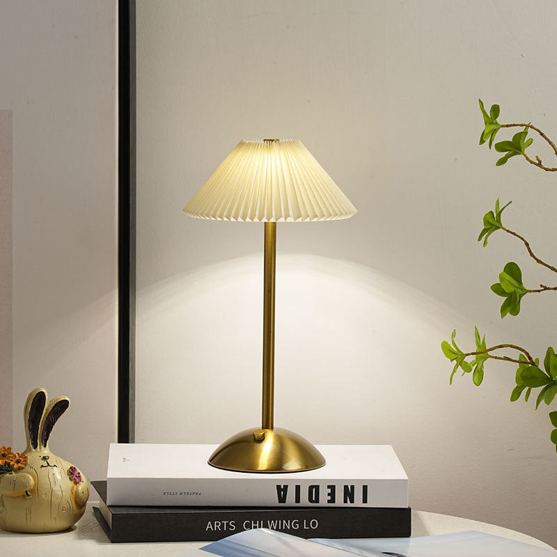 Zeitgenössische skandinavische wiederaufladbare Eisenstoff konische gefaltete LED Tischlampe für Nachttische