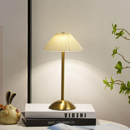 Zeitgenössische skandinavische wiederaufladbare Eisenstoff konische gefaltete LED Tischlampe für Nachttische