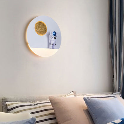 Zeitgenössische kreative Eisenharz runde Astronaut LED Wandleuchte für das Schlafzimmer