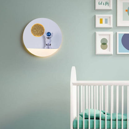 Zeitgenössische kreative Eisenharz runde Astronaut LED Wandleuchte für das Schlafzimmer