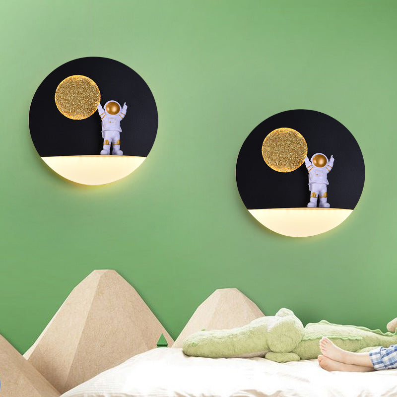 Zeitgenössische kreative Eisenharz runde Astronaut LED Wandleuchte für das Schlafzimmer