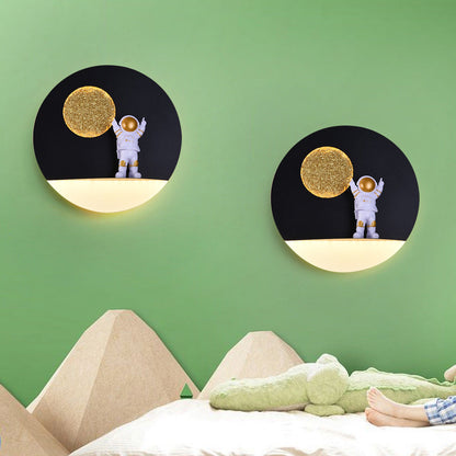 Zeitgenössische kreative Eisenharz runde Astronaut LED Wandleuchte für das Schlafzimmer