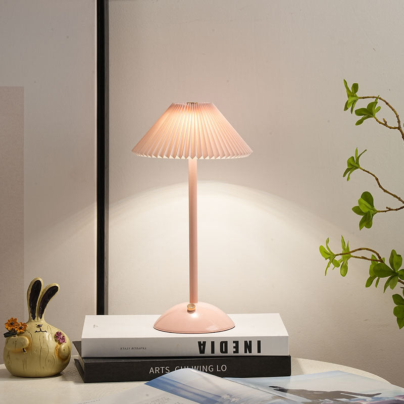 Zeitgenössische skandinavische wiederaufladbare Eisenstoff konische gefaltete LED Tischlampe für Nachttische