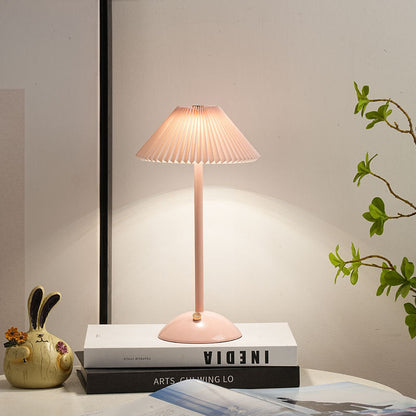 Zeitgenössische skandinavische wiederaufladbare Eisenstoff konische gefaltete LED Tischlampe für Nachttische