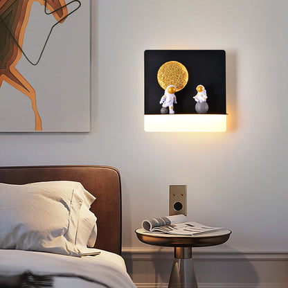 Zeitgenössische kreative Eisenharz runde Astronaut LED Wandleuchte für das Schlafzimmer