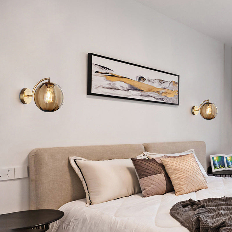 Zeitgenössische skandinavische runde Ball-Eisen-Glas 1-Licht Wandleuchte für das Wohnzimmer
