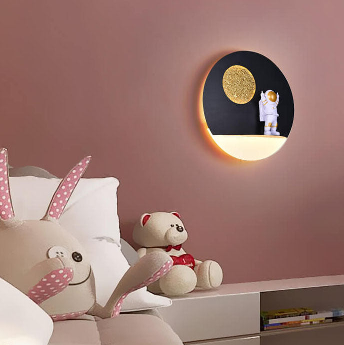 Zeitgenössische kreative Eisenharz runde Astronaut LED Wandleuchte für das Schlafzimmer