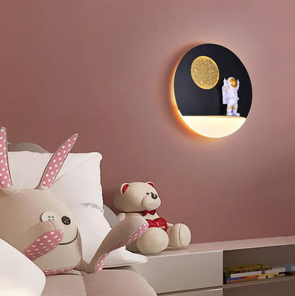 Zeitgenössische kreative Eisenharz runde Astronaut LED Wandleuchte für das Schlafzimmer