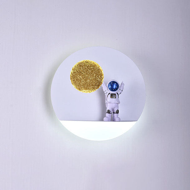 Zeitgenössische kreative Eisenharz runde Astronaut LED Wandleuchte für das Schlafzimmer
