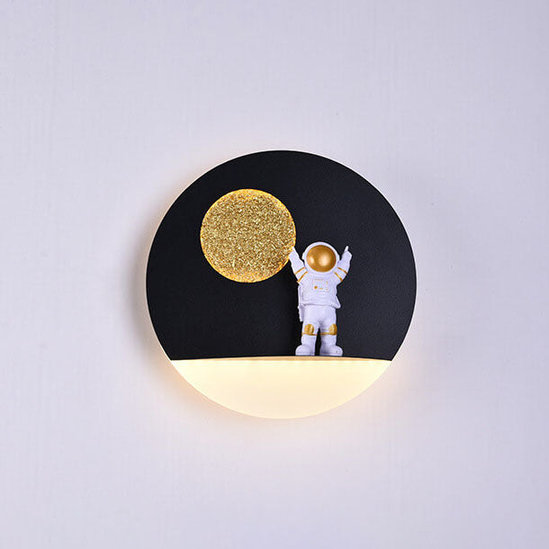 Zeitgenössische kreative Eisenharz runde Astronaut LED Wandleuchte für das Schlafzimmer