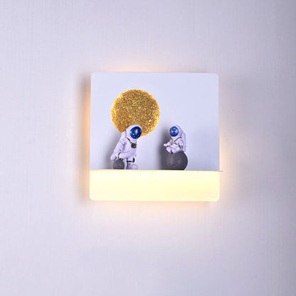 Zeitgenössische kreative Eisenharz runde Astronaut LED Wandleuchte für das Schlafzimmer