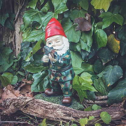 Militärischer Gartenwichtel mit Tarnuniform
