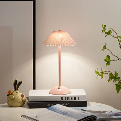 Zeitgenössische skandinavische wiederaufladbare Eisenstoff konische gefaltete LED Tischlampe für Nachttische