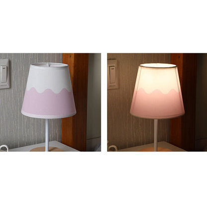 Nordic Vintage Stoff Cone Massivholz LED Tischlampe