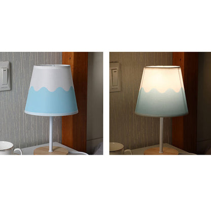 Nordic Vintage Stoff Cone Massivholz LED Tischlampe