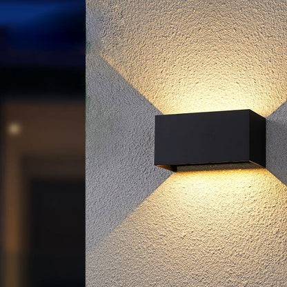 Moderne wasserdichte rechteckige LED-Wandleuchte für den Außenbereich mit Auf- und Abwärtsbeleuchtung