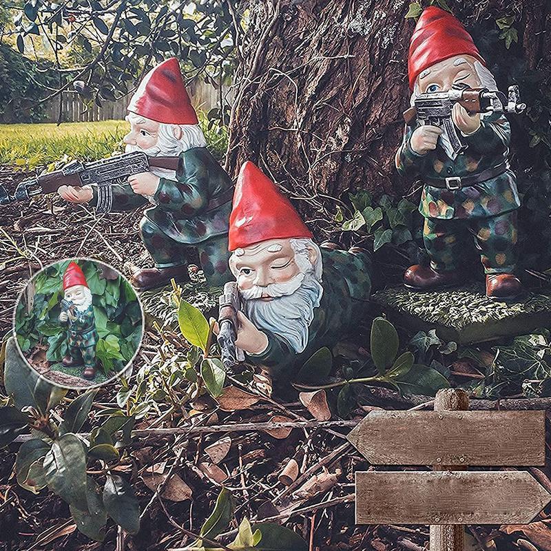 Militärischer Gartenwichtel mit Tarnuniform