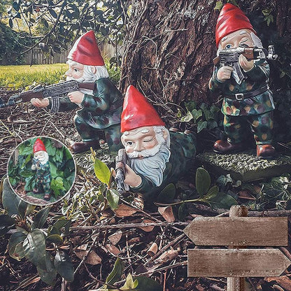 Militärischer Gartenwichtel mit Tarnuniform