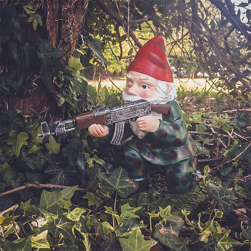 Militärischer Gartenwichtel mit Tarnuniform
