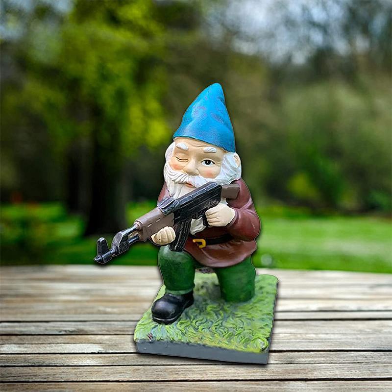 Militärischer Gartenwichtel mit Tarnuniform