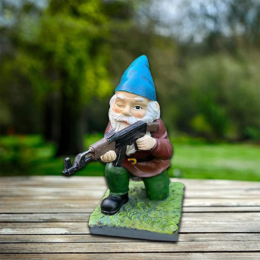 Militärischer Gartenwichtel mit Tarnuniform