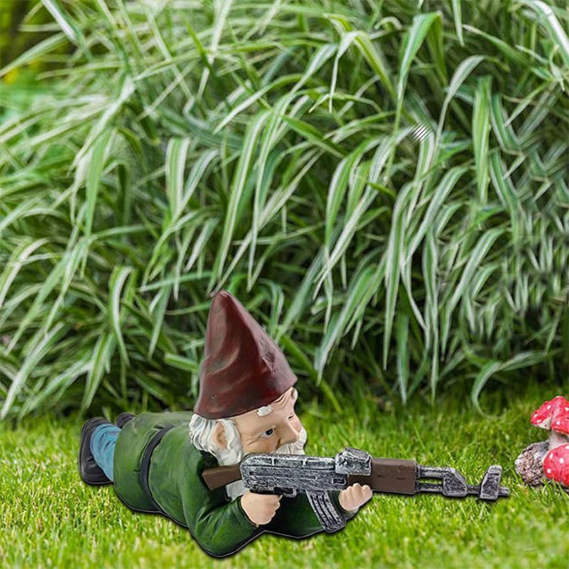 Militärischer Gartenwichtel mit Tarnuniform