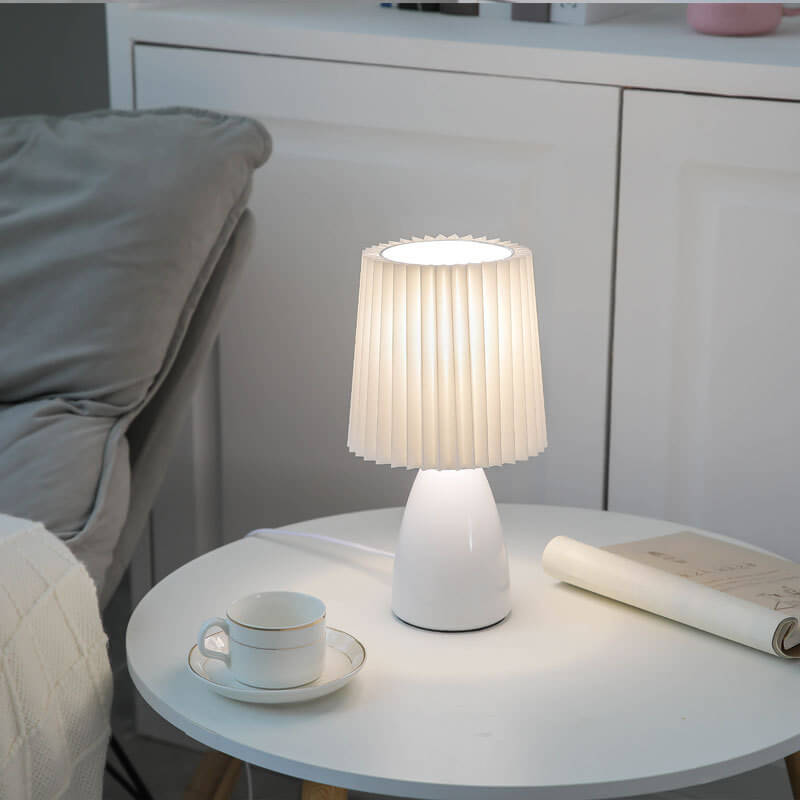 Skandinavische Retro-Tischlampe mit gefaltetem Schirm und Glasbasis