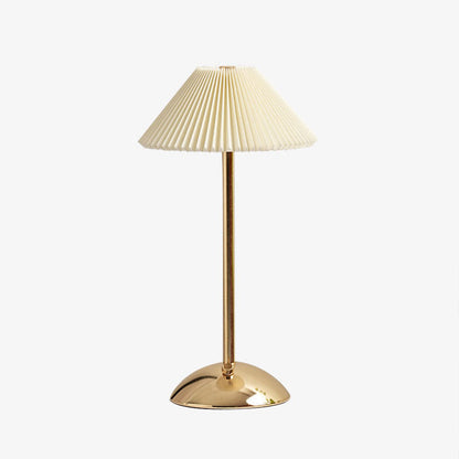 Zeitgenössische skandinavische wiederaufladbare Eisenstoff konische gefaltete LED Tischlampe für Nachttische