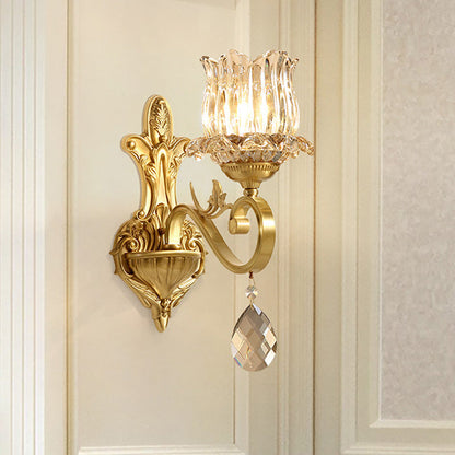 Klarer Kristallblumen-Wandleuchten zeitgenössische 1-flammige Wandleuchte mit geschnitztem Arm in Gold für Flur