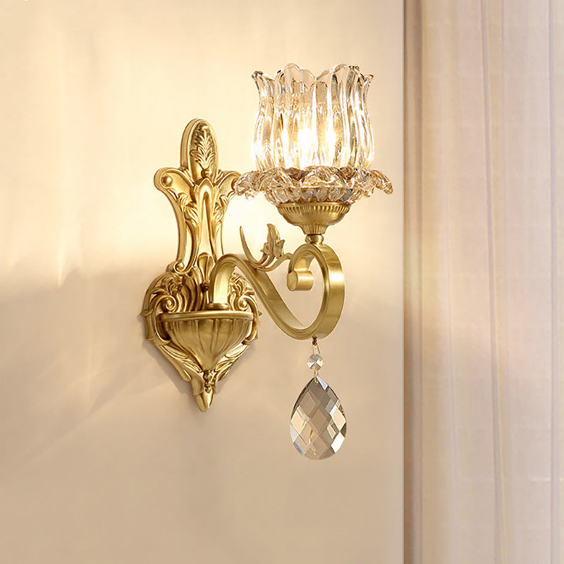 Klarer Kristallblumen-Wandleuchten zeitgenössische 1-flammige Wandleuchte mit geschnitztem Arm in Gold für Flur