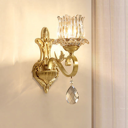 Klarer Kristallblumen-Wandleuchten zeitgenössische 1-flammige Wandleuchte mit geschnitztem Arm in Gold für Flur