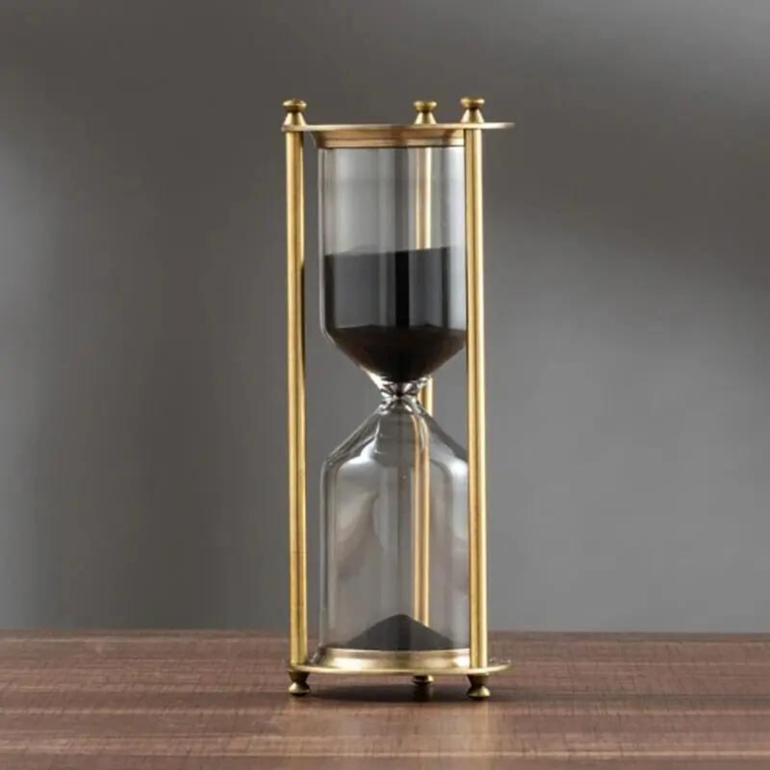 Antike Sanduhr aus Messing mit lila Sand