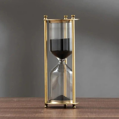 Antike Sanduhr aus Messing mit lila Sand