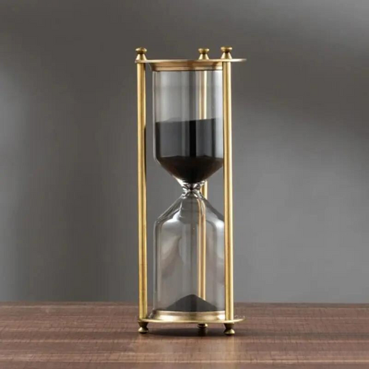 Antike Sanduhr aus Messing mit lila Sand
