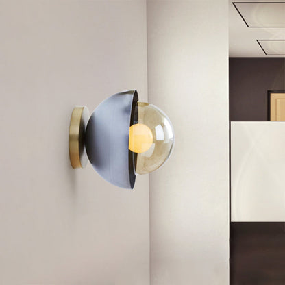Metallic Halbmond Wandleuchte Modernist 1-Licht Messing/Chrom Wandleuchte mit Orb Tan Glasschirm für Flur