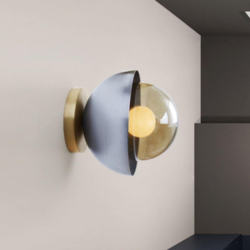 Metallic Halbmond Wandleuchte Modernist 1-Licht Messing/Chrom Wandleuchte mit Orb Tan Glasschirm für Flur