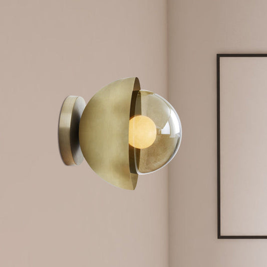 Metallic Halbmond Wandleuchte Modernist 1-Licht Messing/Chrom Wandleuchte mit Orb Tan Glasschirm für Flur