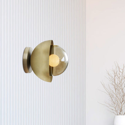 Metallic Halbmond Wandleuchte Modernist 1-Licht Messing/Chrom Wandleuchte mit Orb Tan Glasschirm für Flur